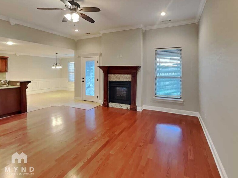 Building Photo - 102 NE Larkspur Ln