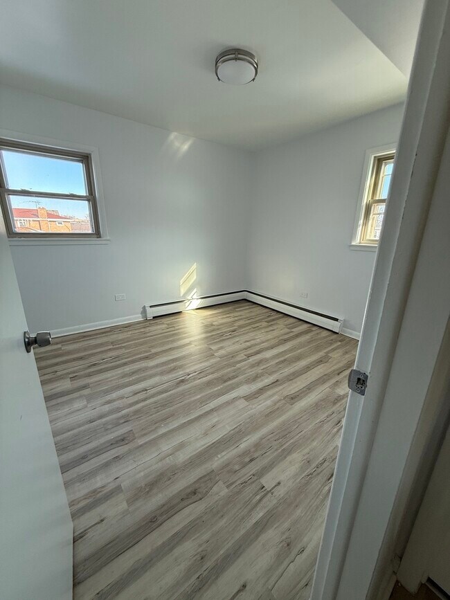 Building Photo - 5445 S Kilbourn Ave