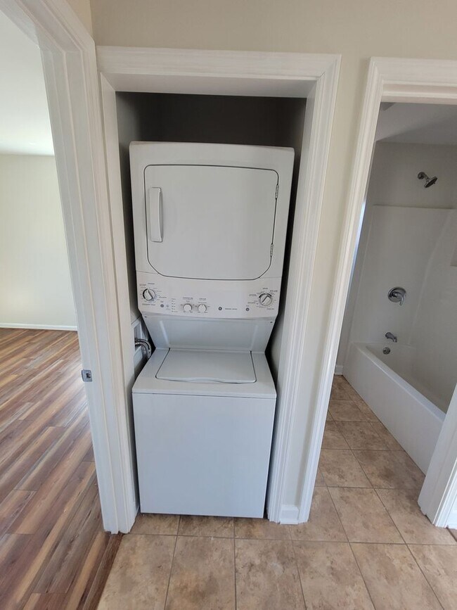 Building Photo - 2 Bedroom 1 Bathroom House