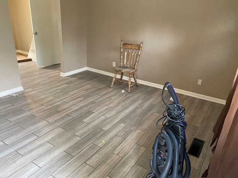 Building Photo - 1361 Finch Ln