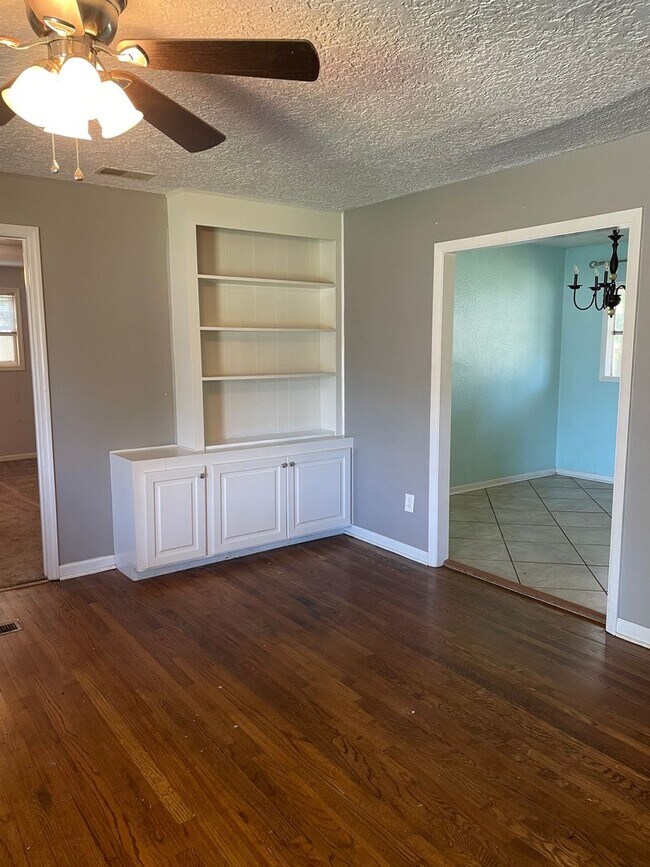 Building Photo - 4 bed 2.5 bath