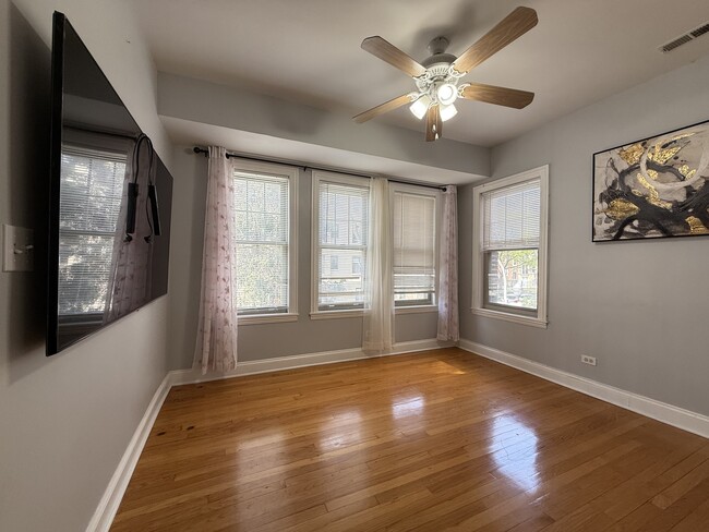 Building Photo - 2611 W Rosemont Ave