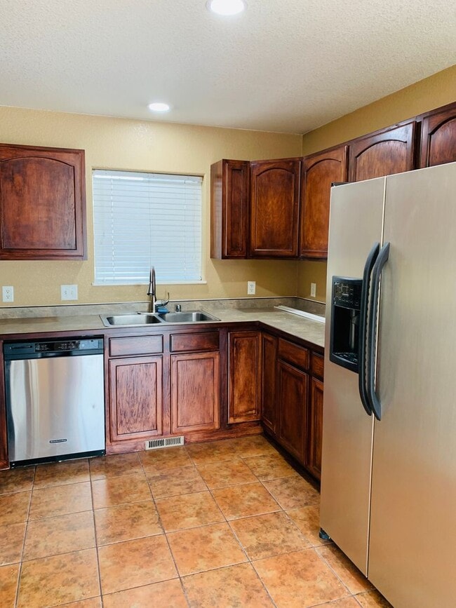 Building Photo - Large Yard - 3 Bed - 2 Bath - Pet Friendly