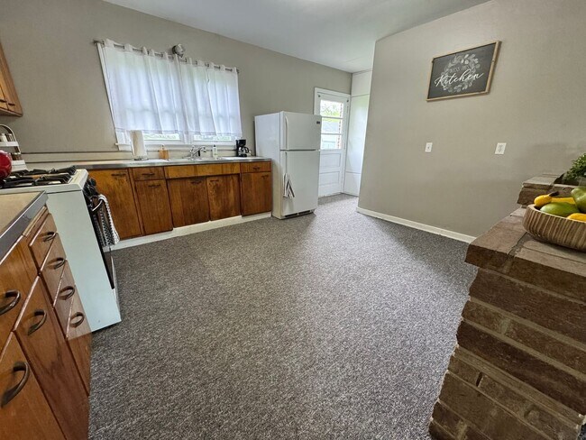 Building Photo - 2 bed, 1 bath home for rent in Hudson available IMMEDIATELY