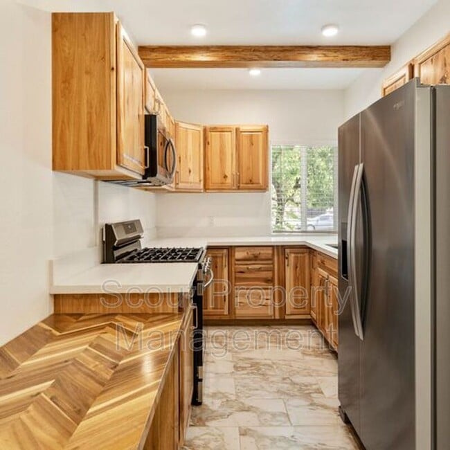 Building Photo - 4643 Cove St