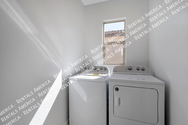 Building Photo - 4533 S Mole