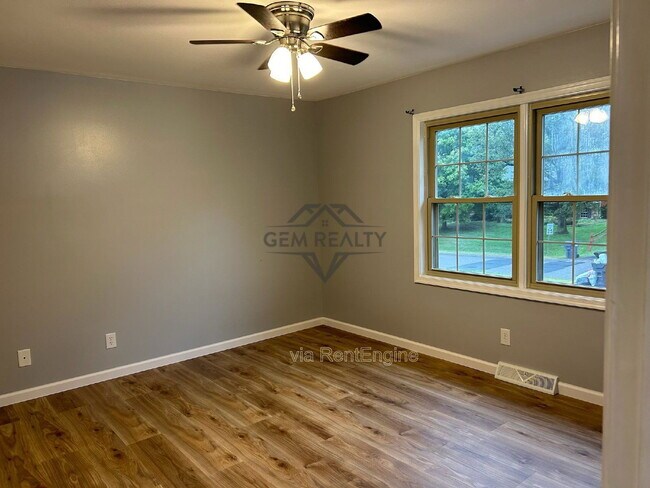 Building Photo - 100 Kendallwood Dr