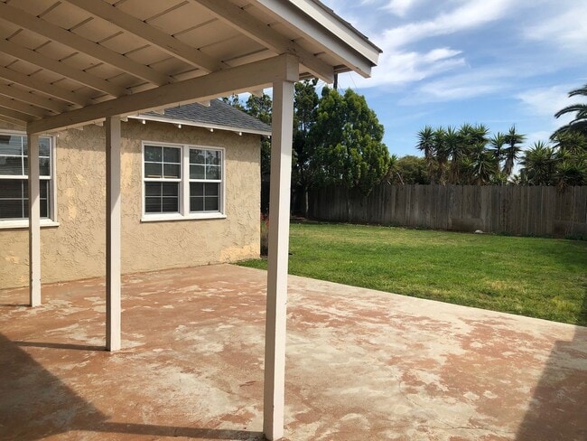 Building Photo - Central Ventura Home with Large Yard!