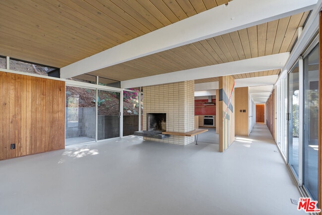 Building Photo - 1404 Oak Grove Dr