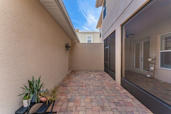 Building Photo - Stunning David weekly designed 3 BR+ OFFICE/ 2.5 BA / 2 Car executive townhouse in Hyde Park / So...