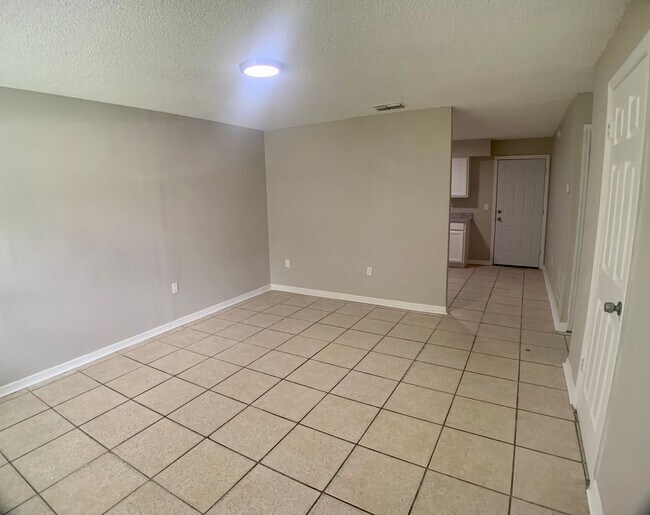 Building Photo - 1114 Birchwood Ct