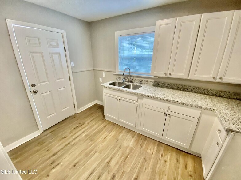 Building Photo - 308 Josanna St