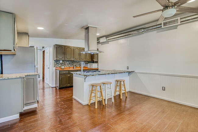 Building Photo - 8613 Kingsway Dr