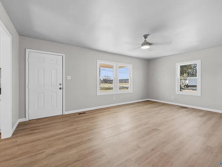 Building Photo - 5624 NW Oakwood Rd