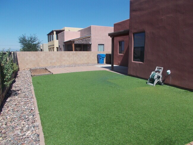 Building Photo - 4 Bedroom Home