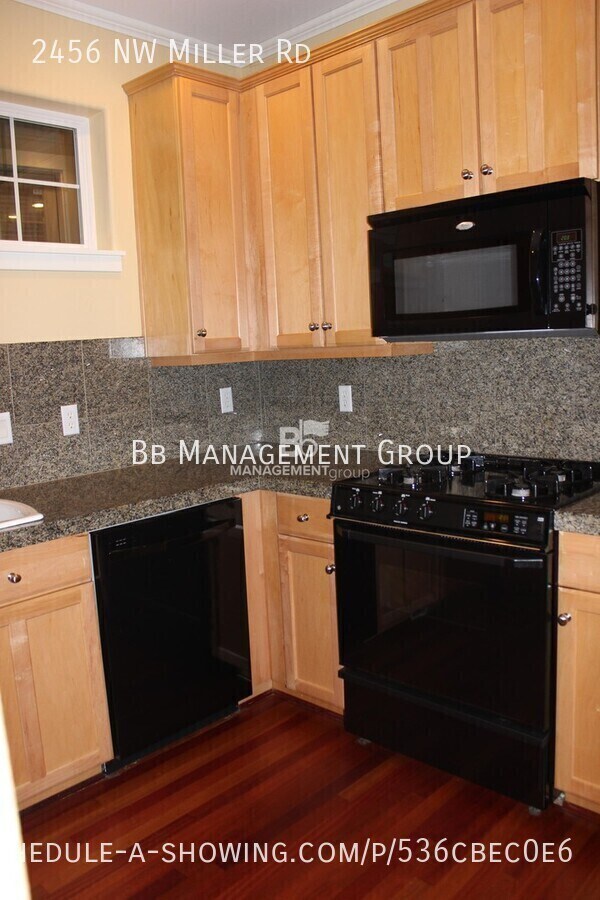 Building Photo - Light & Bright Forest Heights Home- Hardwo...