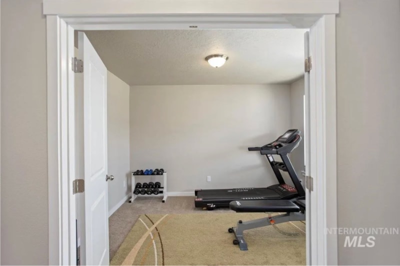 Building Photo - 765 SW Huebert St