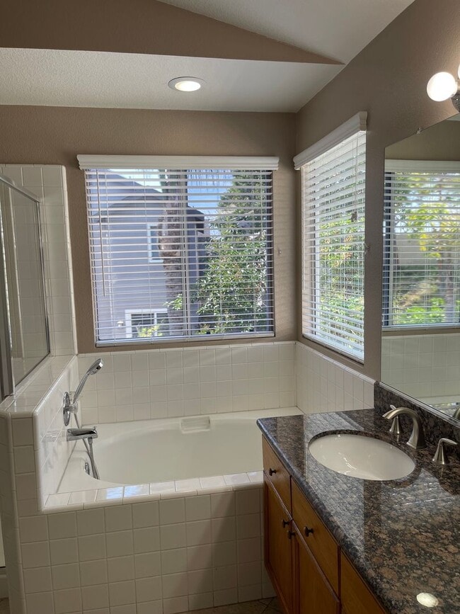 Building Photo - Spacious 4 Bedroom Townhouse Style Condo i...