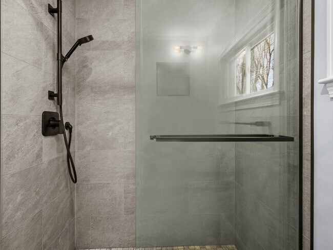 Building Photo - 165 Hartford St