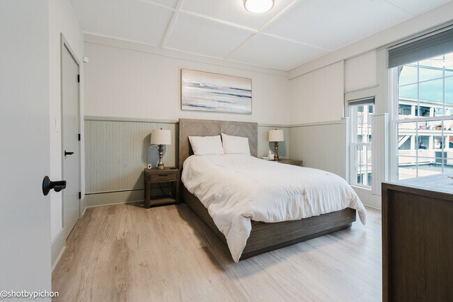 Building Photo - 4 Raymond Ave