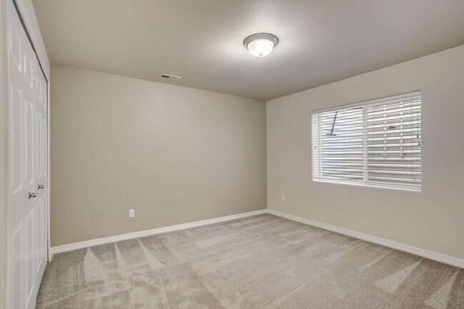 Building Photo - Main Level Living in Pine Creek...Views ar...