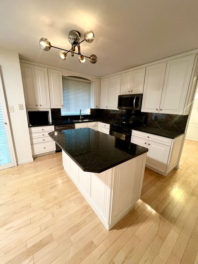 Building Photo - 16858 Crystal Springs Dr