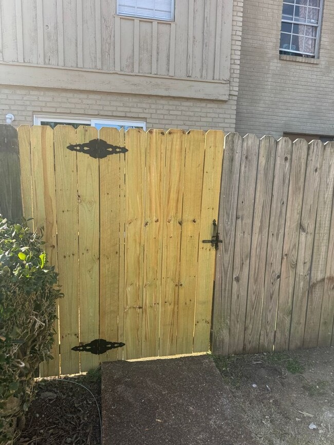 Building Photo - 996 University St