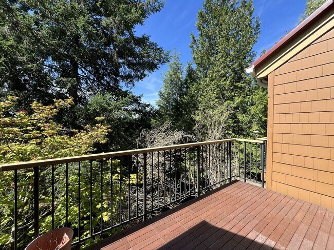 Building Photo - Incredible Forrest Park Townhome!! 2 bedroom, 2 bath, HUGE attached Garage!