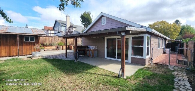 Building Photo - Beautiful & Unique 3 Bed 2 Bath Home w/Cus...