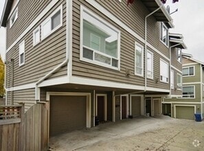 Building Photo - Lovely 2 Bedroom Townhouse in Magnolia.