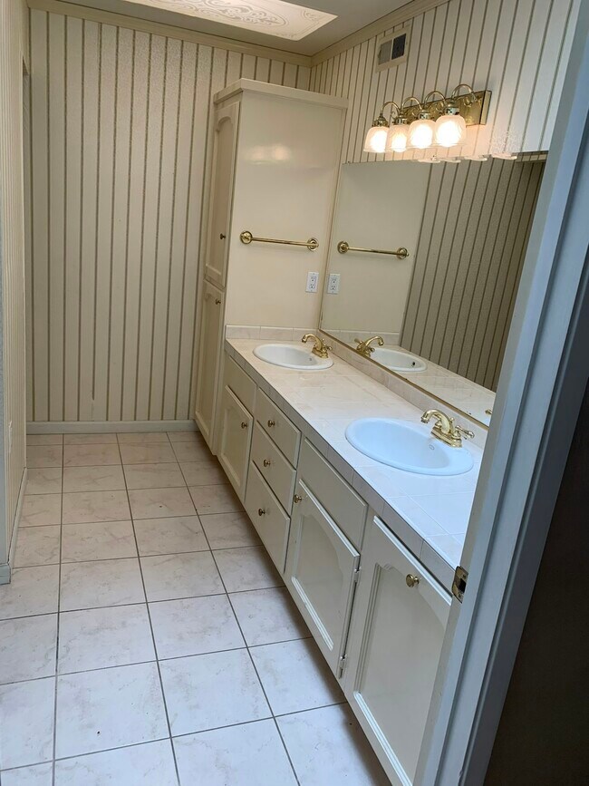 Building Photo - 1537 Heartwood Dr
