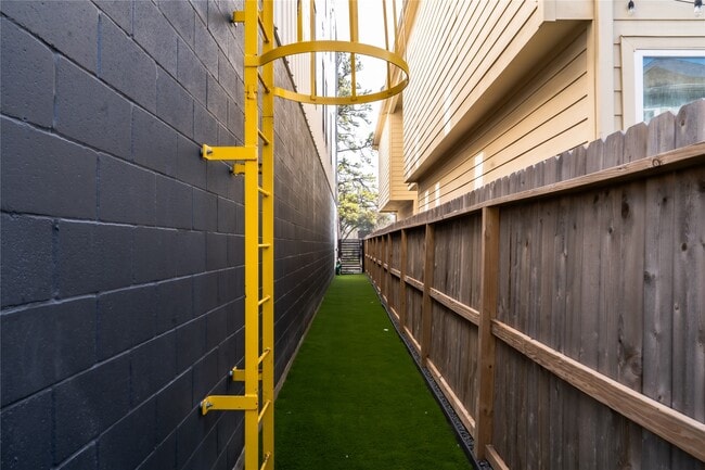 Building Photo - 5614 Larkin St