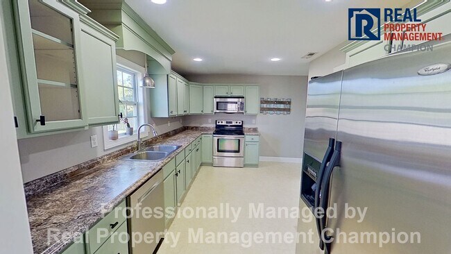 Building Photo - 3 BD/2.5 BA Home with Fenced Yard & Attached Garage