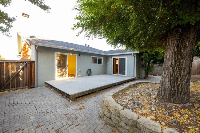 Building Photo - Charming 4-Bedroom Home with Scenic Views ...