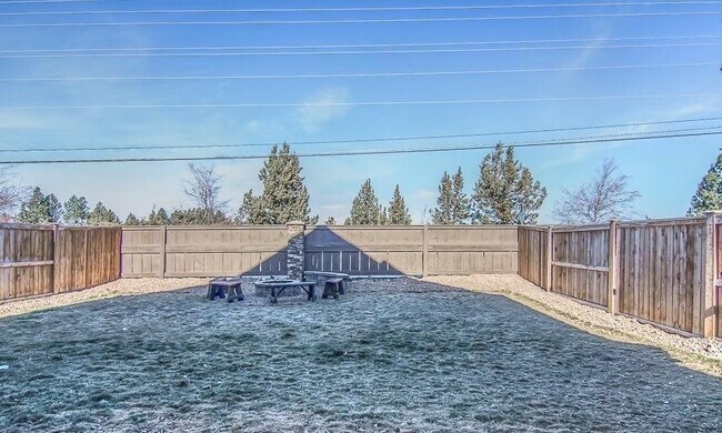 Building Photo - Beautiful 4 Bedroom Home on Bends Eastside!