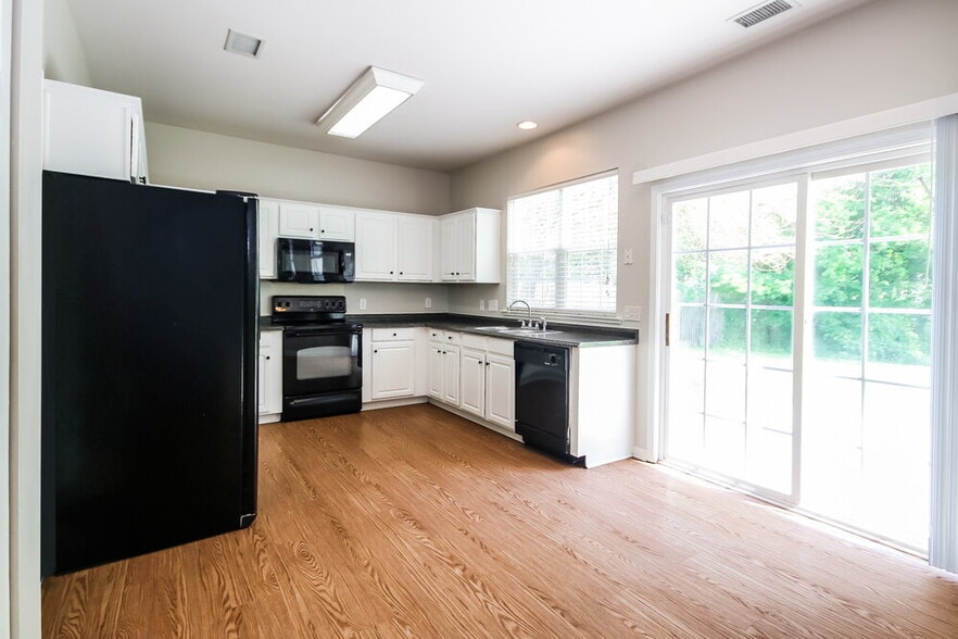 Building Photo - 8909 Lyleton Ln