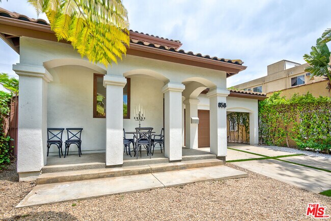 Building Photo - 858 N W Knoll Dr