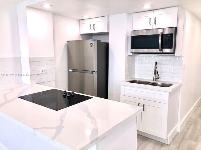 Building Photo - 905 Brickell Bay Dr