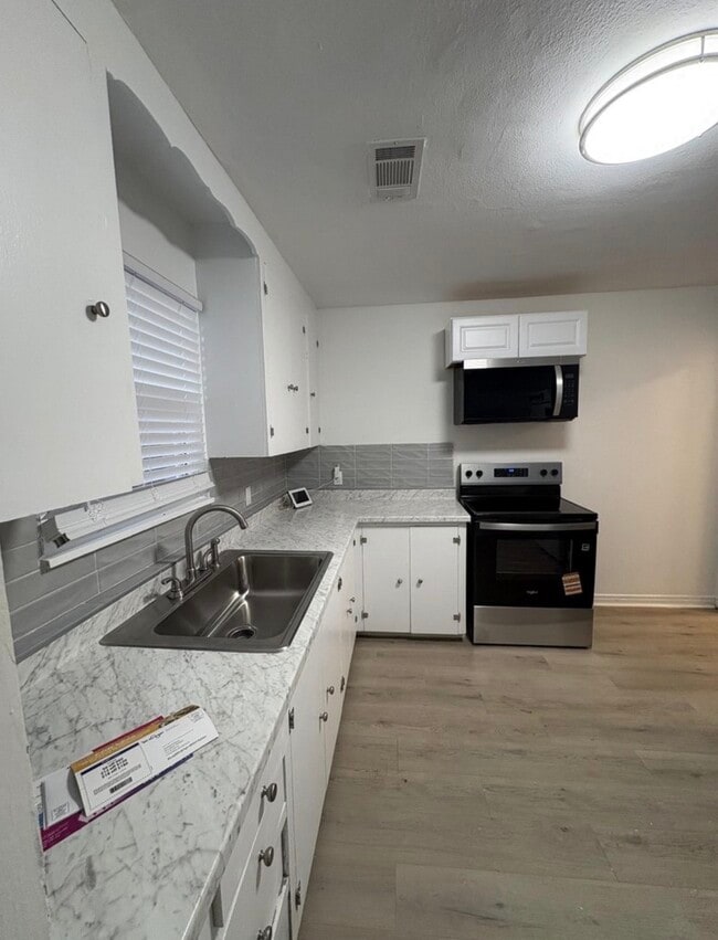 Building Photo - Duplex - 2117