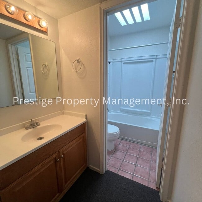 Building Photo - !!Charming Townhome With Fenced Yard!!