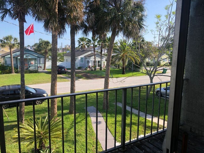 Building Photo - 2 Bed 1.5 Bath Townhome Located in Jacksonville Beach - Fenced in Yard!