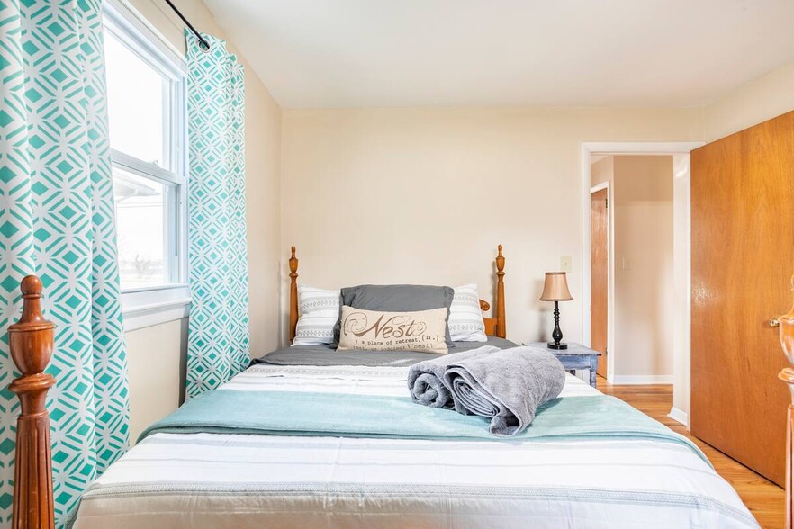 Building Photo - 2346 Pine St