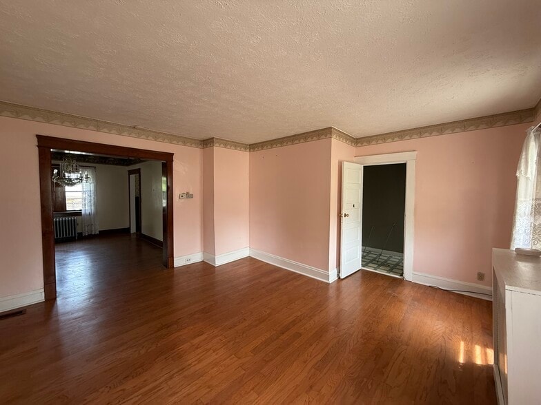 Building Photo - 1357 W 69th St