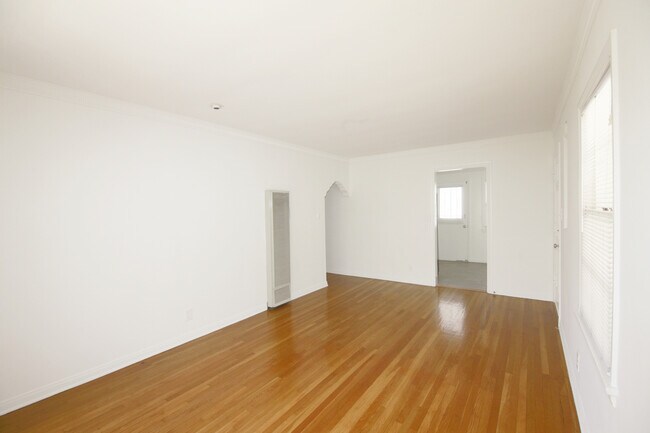 Building Photo - 1123-1127 Larrabee St
