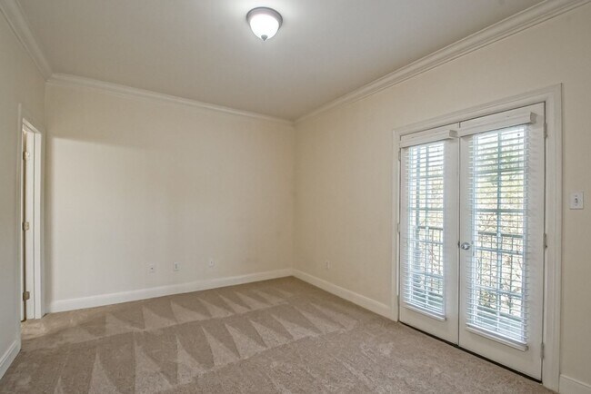 Building Photo - 10600 Lakes Blvd