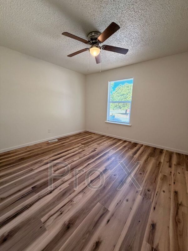 Building Photo - 504 N Betty Jo Dr
