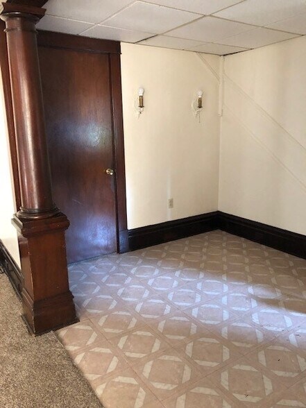 Entryway 2 - 528 S Main St