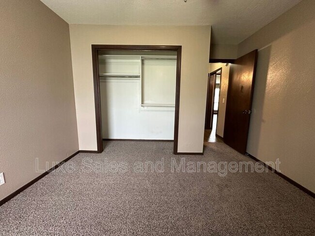 Building Photo - 813 N Eagle Ln