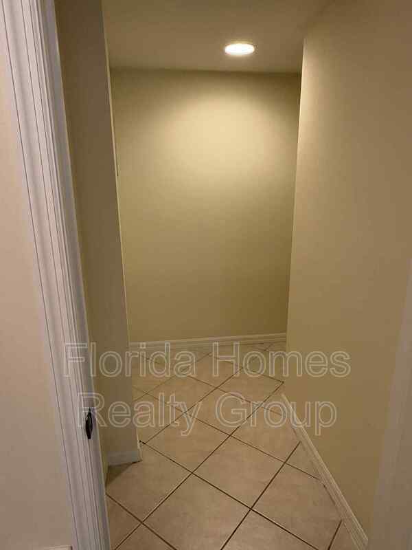 Building Photo - 3629 Pine Oak Cir
