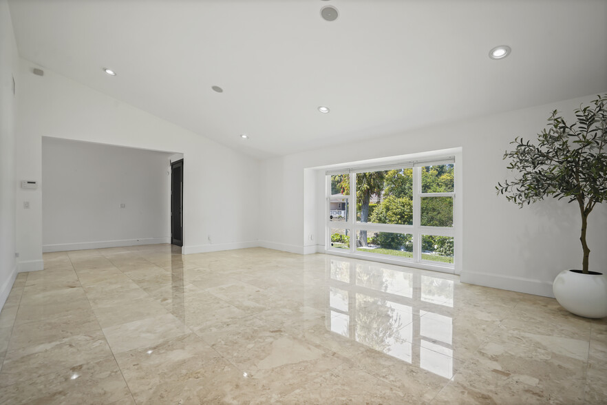 Building Photo - 16544 Park Lane Dr